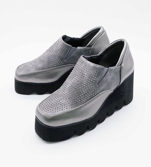 BELLUNA（ベルーナ）の「４Ｅビジュー使いキャタピラーシューズ（スリッポン）」｜詳細画像