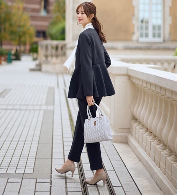 GeeRA（ジーラ）の「【２点セット】ペプラムジャケットテーパードパンツセットアップスーツ（パンツスーツ）」｜詳細画像