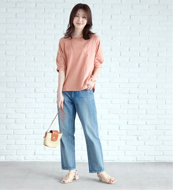 BELLUNA（ベルーナ）の「袖刺しゅうデザインＶネックプルオーバー（カットソー）」｜詳細画像