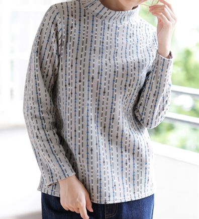 LAVIENNE（ラヴィエンヌ）の「薄手ストレッチフリースのプリントハイネック長袖（ニット・セーター）」