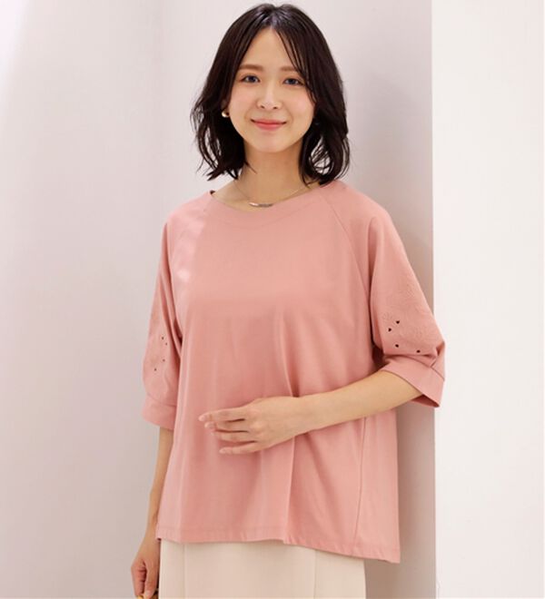 BELLUNA（ベルーナ）の「袖刺しゅうデザインＶネックプルオーバー（カットソー）」｜詳細画像