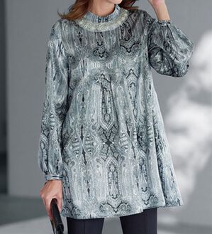 BELLUNA（ベルーナ）の「艶やかペイズリー柄ビジュー使いチュニック（チュニック）」｜モノトーン