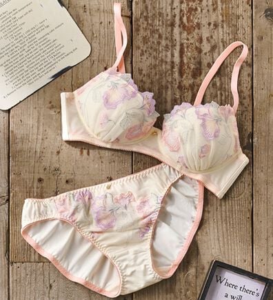 YU'NOW（ユナウ）の「ぷるるん谷間のノンワイヤーブラ＆ショーツ（ブラジャー＆ショーツセット）」