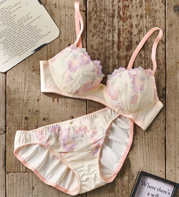 YU'NOW（ユナウ）の「ぷるるん谷間のノンワイヤーブラ＆ショーツ（ブラジャー＆ショーツセット）」｜アイボリー