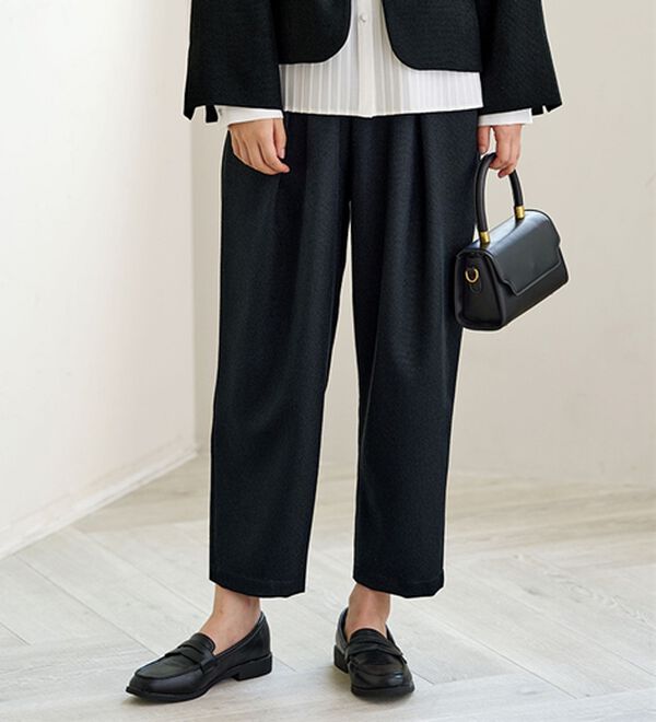 BELLUNA（ベルーナ）の「ドビー素材タックデザインゆったりテーパードパンツ（テーパードパンツ）」｜黒