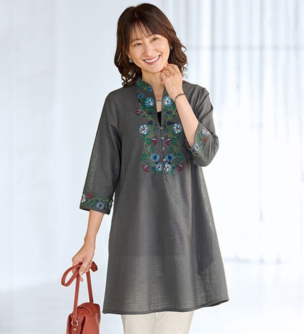 BELLUNA（ベルーナ）の「綿１００％スラブ調刺しゅう使いチュニック（チュニック）」｜チャコール