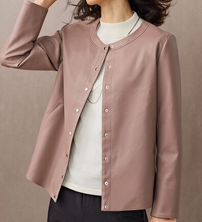 BELLUNA（ベルーナ）の「フェイクレザー素材ボタンデザインジャケット（ノーカラージャケット）」