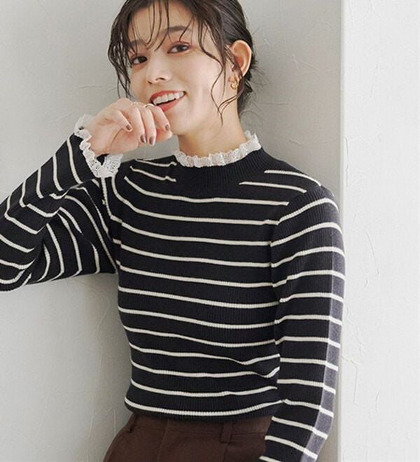 Pierrot（ピエロ）の「レース付ハイネックリブニット（ニット・セーター）」｜ボーダー／ホワイト