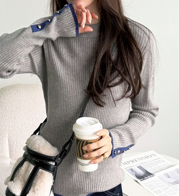 GeeRA（ジーラ）の「袖口ボタン配色ハイネックリブニット（ニット・セーター）」｜詳細画像