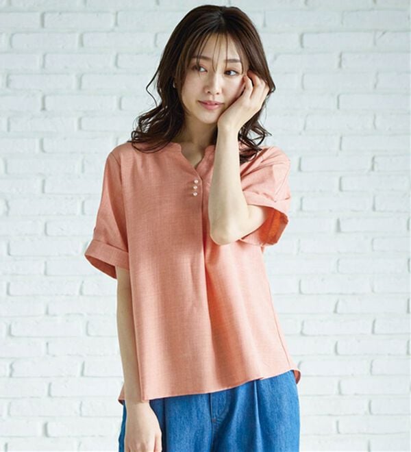BELLUNA（ベルーナ）の「麻調合繊パール付タックデザインブラウス（ブラウス）」｜コーラル