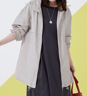 BELLUNA（ベルーナ）の「はっ水加工軽量パーカー（ポーチ付）（パーカー）」｜グレージュ