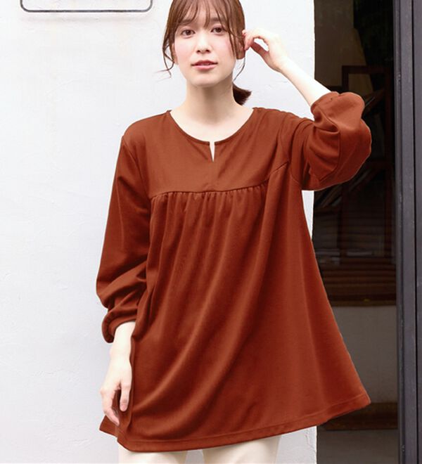 Viola e Viola（ヴィオラ エ ヴィオラ）の「なめらかポンチ　キーネックチュニック（チュニック）」｜テラコッタ