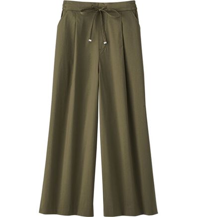 BELLUNA（ベルーナ）の「サラリ綿混タック入りキュロットパンツ（クロップドパンツ）」