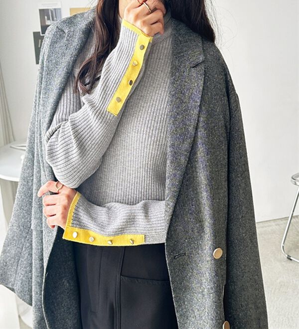 GeeRA（ジーラ）の「袖口ボタン配色ハイネックリブニット（ニット・セーター）」｜詳細画像