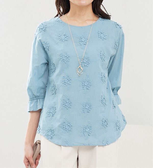 BELLUNA（ベルーナ）の「【店舗・ネット限定】モチーフレース使い袖ギャザーブラウス（ブラウス）」｜サックス