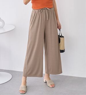 alotta（アロッタ）の「【選べる丈】のびのびストレッチリブワイドパンツ（クロップドパンツ）」｜モカ クロップド丈