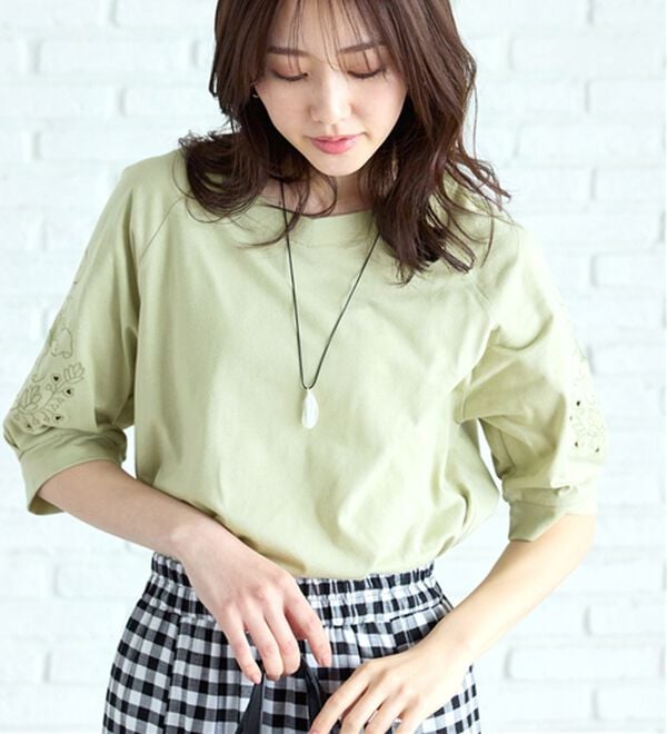 BELLUNA（ベルーナ）の「袖刺しゅうデザインＶネックプルオーバー（カットソー）」｜詳細画像