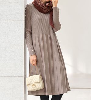 BELLUNA（ベルーナ）の「体型を拾いにくい！ビジュー使いプリーツ風ニットチュニックワンピース（チュニックワンピース）」｜詳細画像