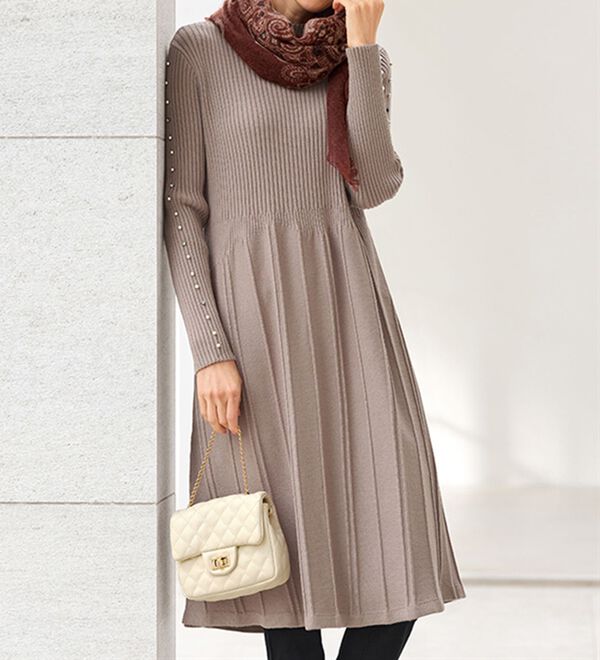 BELLUNA（ベルーナ）の「体型を拾いにくい！ビジュー使いプリーツ風ニットチュニックワンピース（チュニックワンピース）」｜詳細画像