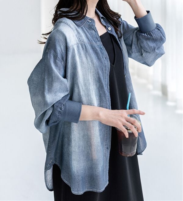 BELLUNA（ベルーナ）の「柔らかシアーデニム素材シャツチュニック（チュニック）」｜サックス