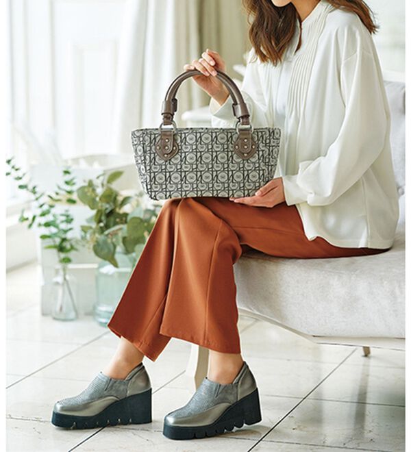 BELLUNA（ベルーナ）の「４Ｅビジュー使いキャタピラーシューズ（スリッポン）」｜詳細画像