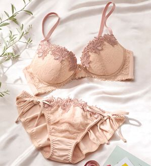 YU'NOW（ユナウ）の「ぷるるん谷間のノンワイヤーブラ＆ショーツ（ブラジャー＆ショーツセット）」｜ピンク系ケミカルレース