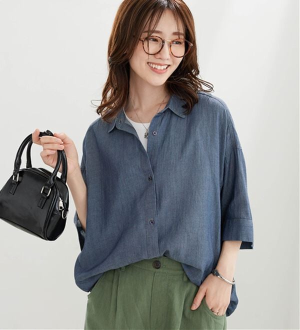 BELLUNA（ベルーナ）の「シアーデニム素材裾タックゆったりシャツ（シャツ）」｜ネイビー