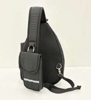 BELLUNA（ベルーナ）の「気がきく小回り優秀ボディバッグ（リュック）」｜黒無地(ポケット取り外し可)