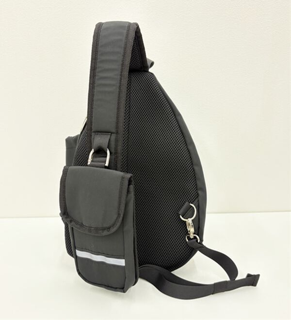 BELLUNA（ベルーナ）の「気がきく小回り優秀ボディバッグ（リュック）」｜黒無地(ポケット取り外し可)