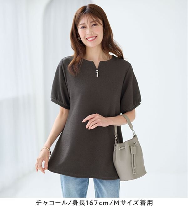 alotta（アロッタ）の「柔らかエンボス素材パール調ボタンチュニック（チュニック）」｜詳細画像