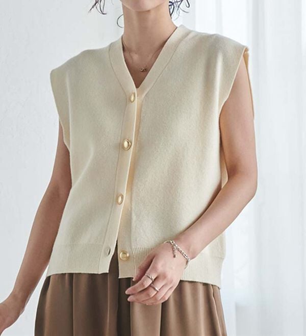 RANAN（ラナン）の「【ムースタッチ】洗える！ゴールド調ボタンニットベスト（ベスト）」｜詳細画像
