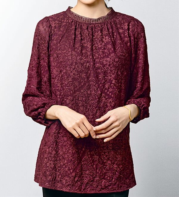 VINNO（ヴィノ）の「刺しゅうレースハイネックブラウス（ブラウス）」｜詳細画像