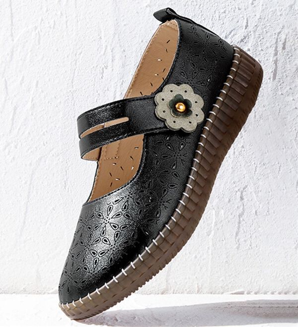 BELLUNA（ベルーナ）の「ゆったりカットワークストラップシューズ（パンプス）」｜ブラック