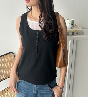 GeeRA（ジーラ）の「ヘンリーネックレイヤード風タンクトップ（タンクトップ・キャミソール）」｜ブラック