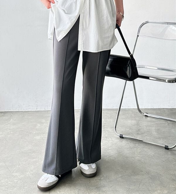 GeeRA（ジーラ）の「センターラインセミフレアカットパンツ（フルレングスパンツ）」｜詳細画像
