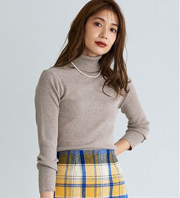 Pierrot（ピエロ）の「肌触りなめらかリブタートルネックニット（ニット・セーター）」｜杢グレージュ