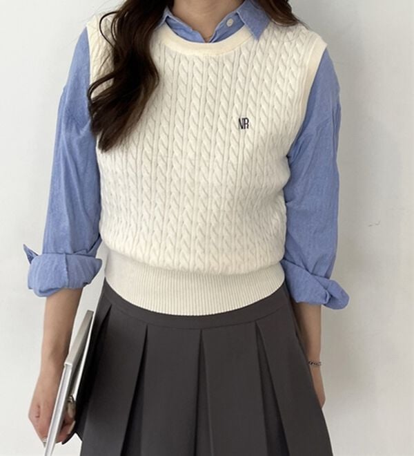 GeeRA（ジーラ）の「ケーブル編み刺しゅうノースリニット（ベスト）」｜詳細画像