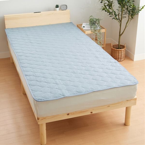 iellio（イエリオ）の「パッと置くだけピタッと簡単敷パッド（敷パッド）」｜冷感ブルー