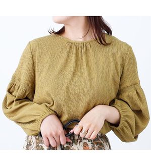 BELLUNA（ベルーナ）の「楊柳袖シャーリングブラウス（ブラウス）」｜マスタード