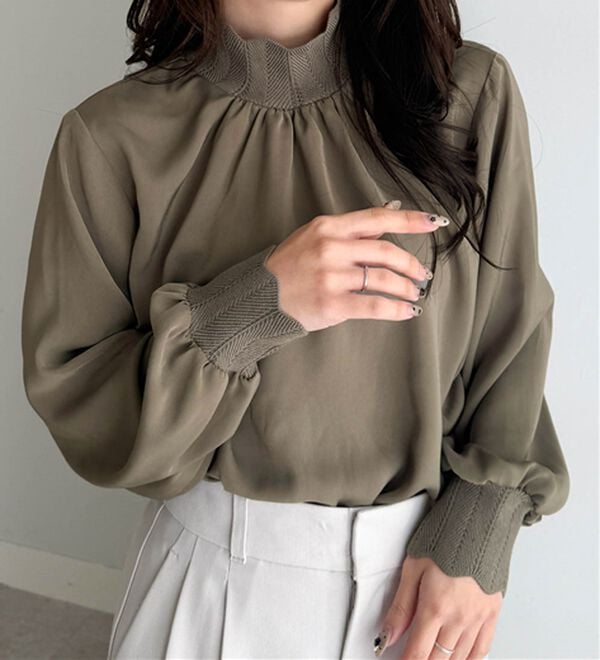 RANAN（ラナン）の「スカラップリブニット使いブラウス（ブラウス）」｜カーキ