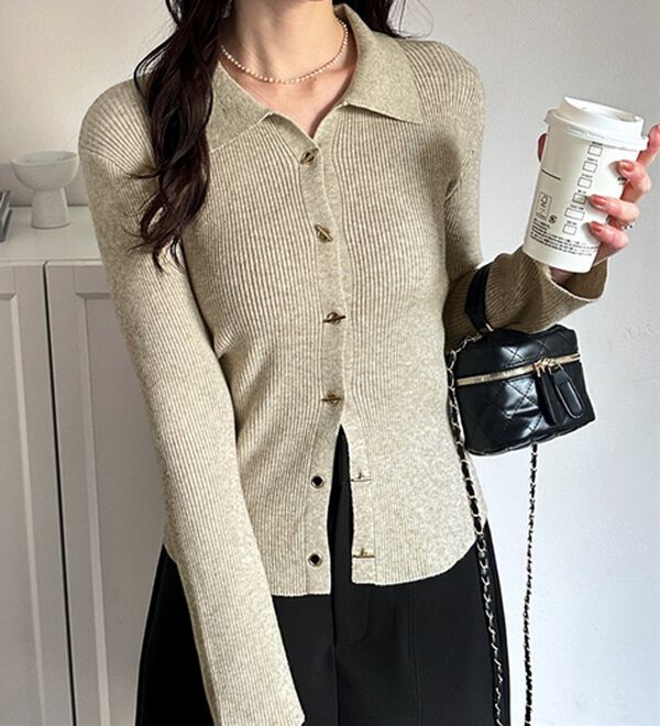 GeeRA（ジーラ）の「ゴールドボタンポロ衿リブニットトップス（ニットカーディガン）」｜詳細画像