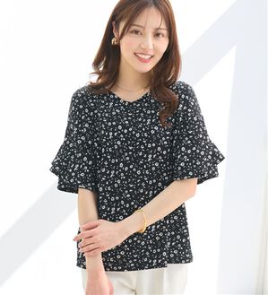 alotta（アロッタ）の「【４つの機能付】ひんやりフリル袖ブラウスＴシャツ（ブラウス）」｜ブラック花柄