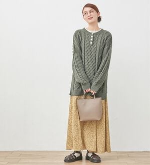 Viola e Viola（ヴィオラ エ ヴィオラ）の「ケーブル柄ヘンリーネックニットチュニック（ニット・セーター）」｜カーキ