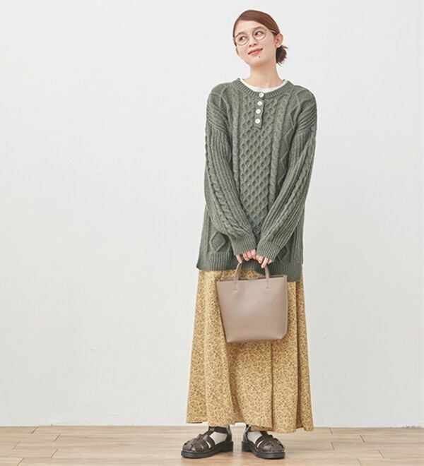 Viola e Viola（ヴィオラ エ ヴィオラ）の「ケーブル柄ヘンリーネックニットチュニック（ニット・セーター）」｜カーキ