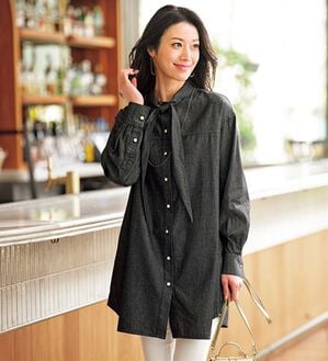 BELLUNA（ベルーナ）の「デニム素材ボウタイデザインチュニック（チュニック）」｜ブラック