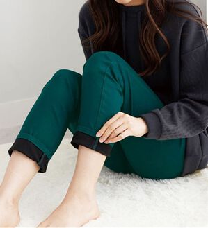 BELLUNA（ベルーナ）の「静電防止！蓄熱綿サテンストレッチカラーパンツ（フルレングスパンツ）」｜グリーン