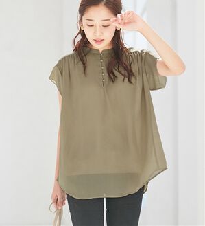 alotta（アロッタ）の「楊柳素材クルミボタンチュニックブラウス（チュニック）」｜ライトカーキ