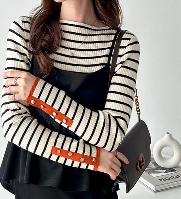 GeeRA（ジーラ）の「袖口ボタン配色ボートネックリブニット（ニット・セーター）」｜詳細画像