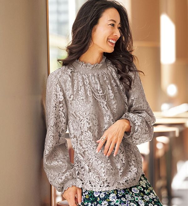 BELLUNA（ベルーナ）の「ボリューム袖総レースブラウス（ブラウス）」｜グレージュ