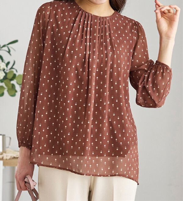 BELLUNA（ベルーナ）の「シフォン重ねタック使い小紋柄ブラウス（ブラウス）」｜テラコッタ系